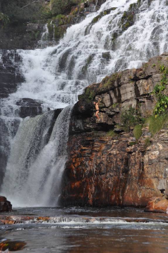 Saltando em poço do Rio do Couro, na Chapada dos Veadeiros, região de Alto Paraíso - GO